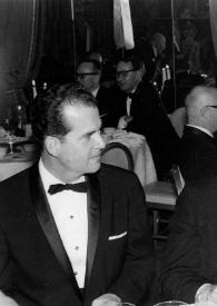 Portada:Plano medio de un hombre, Sol Hurok y Arthur Rubinstein sentados en una mesa posando