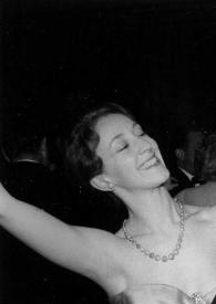 Portada:Plano medio de Eva Rubinstein bailando con Arthur Rubinstein
