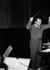 Portada:Plano medio de Arthur Rubinstein (perfil izquierdo) sentado al piano y Jerzy Katlewicz, con la batuta en la mano derecha, dirigiendo la orquesta
