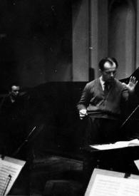 Portada:Plano medio de Arthur Rubinstein (de espaldas) sentado al piano y Jerzy Katlewicz, con la batuta en la mano derecha, dirigiendo la orquesta