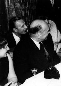 Portada:Plano medio de Jaroslaw Iwaszkiewicz, Señor Krukowski, Ewa Bandrowska y Harry Neuhaus charlando sentados a la mesa