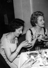 Portada:Plano medio de Malgorzata Jasinski, Aniela Rubinstein, Nina Nöeli Raue y Maria Dembinski sentadas a la mesa, comiendo y charlando