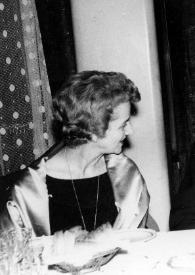 Portada:Plano medio de Aniela Rubinstein (perfil derecho) sentada en la mesa con Leonard Cohen y Witold Malcuzynski
