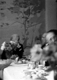 Portada:Plano medio de Arthur Rubinstein (perfil izquierdo) sentado en una mesa con tres hombres