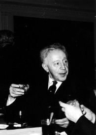 Portada:Plano medio de Arthur Rubinstein (medio perfil derecho), con un aperitivo en la mano, hablando con otra persona