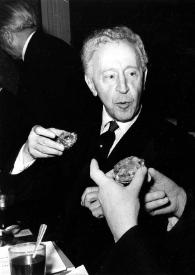 Portada:Plano medio de Arthur Rubinstein y Zbigniew Drzewiecki (perfil izquierdo) con un aperitivo en la mano y charlando