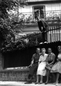 Portada:Plano general de John Rubinstein (encima de la verja), William Sloane Coffin, Rega Lubelska, Eva Rubinstein, Alina Rubinstein y Encarna sentados en la verja del jardín