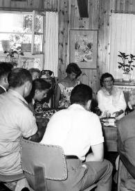 Portada:Plano general de John Rubinstein, Aniela Rubinstein, Alina Rubinstein, Señora de Ben Zvi, Ben Zvi (Presidente de Israel), Arthur Rubinstein y varios hombres charlando sentados alrededor de una mesa