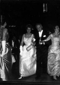 Portada:Plano general de Aniela Rubinstein y Arthur Rubinstein bailando junto a otra pareja