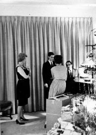 Portada:Plano general de Aniela Rubinstein, John Rubinstein y Eva Rubinstein observando a Willaim Sloane Coffin sentado al piano