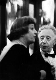 Portada:Plano medio de Juliette Achard (perfil derecho) y Arthur Rubinstein charlando