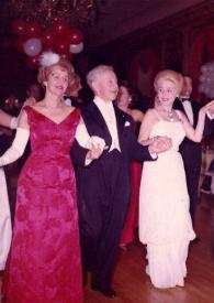 Portada:Plano general de Aniela Rubinstein y Arthur Rubinstein con la Señora de Joseph Neff  y Joao de Orleans-Bragança, cogidos de la mano para bailar