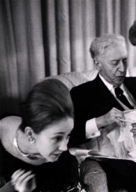 Portada:Plano medio de Eva Rubinstein, detrás Arthur Rubinstein con un puro mirando un plato que sostiene Nina Raue