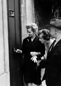 Portada:Plano general de Aniela Rubinstein, Alina Rubinstein, Arthur Rubinstein y John Rubinstein en la puerta de su casa