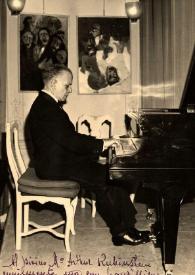Portada:Plano general de Alessandro Mori (perfil derecho) tocando el piano