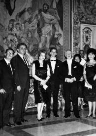 Portada:Plano general de Aniela Rubinstein, John Rubinstein y Arthur Rubinstein con otras personas posando en la entrega de una medalla