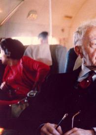 Portada:Plano medio de Arthur Rubinstein (medio perfil derecho) sentado en un avión mirando hacia la ventanilla