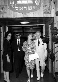 Portada:Plano general de Aniela Rubinstein y Arthur Rubinstein entrando en la casa del presidente de Israel, junto a un hombre y una mujer