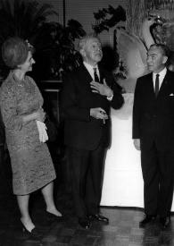 Portada:Plano general de Aniela Rubinstein (perfil derecho), Arthur Rubinstein (medio perfil derecho y un hombre (medio perfil izquierdo) chalrando