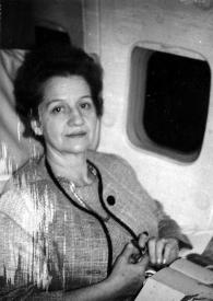 Portada:Plano medio de Aniela Rubinstein sentada en el interior del avión
