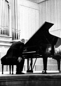 Portada:Plano general de Arthur Rubinstein,de espaldas, sentándose al piano