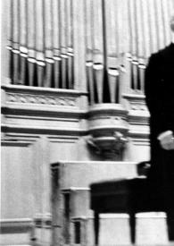 Portada:Plano general de Arthur Rubinstein de pie, junto al piano saludando al público