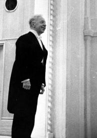 Portada:Plano general de Arthur Rubinstein (perfil derecho) de pie, en el escenario, saludando al público