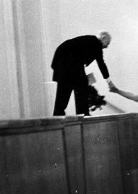Portada:Plano general de Arthur Rubinstein (perfil derecho) estrechando la mano a un espectador desde el escenario