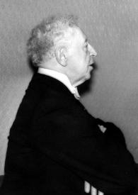 Portada:Plano medio de Arthur Rubinstein (perfil derecho) con los brazos cruzados charlando