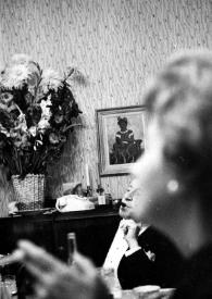 Portada:Plano medio de Arthur Rubinstein fumando, tapado por Aniela Rubinstein, sentados en la mesa