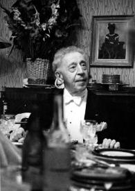 Portada:Plano medio de Arthur Rubinstein (medio perfil derecho) sentado en la mesa, posando