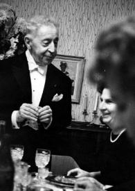 Portada:Plano medio de Arthur Rubinstein charlando con una mujer