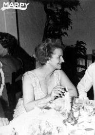 Portada:Plano medio de Aniela Rubinstein, un hombre y Arthur Rubinstein sentados en una mesa charlando