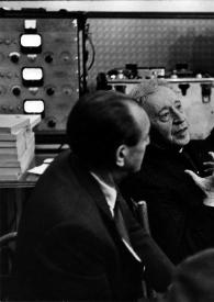 Portada:Plano medio de Arthur Rubinstein hablando con Max G. Willcox y otros dos hombres