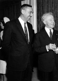 Portada:Arthur Rubinstein, con un vaso en la mano, charlando con el Sr. Sisco y otro hombre