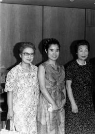 Portada:Plano general de Arthur Rubinstein posando con tres mujeres a su derecha y un hombre a la izquierda