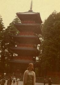 Portada:Plano medio de Aniela Rubinstein posando en la entrada de un templo