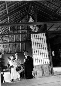 Portada:Plano general de Alina Rubinstein, Aniela Rubinstein y Arthur Rubinstein observando el interior de una casa típica de Japón