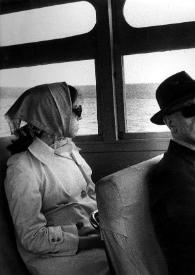 Portada:Plano medio de Alina Rubinstein (perfil derecho) y de Arthur Rubinstein (medio perfil derecho) sentados en el interior de un barco junto a las ventanillas.