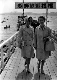 Portada:Plano general de Alina Rubinstein y Aniela Rubinstein caminando por un muelle en el puerto.