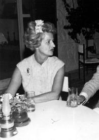 Portada:Plano medio de Aniela Rubinstein, un hombre y Pomposa Salamanca sentados en una mesa charlando.