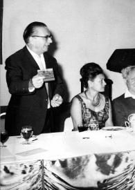 Portada:Plano medio de Henry Haftel Zvi de pie, Señora de Haftel Zvi, Señor Galili (Ministro de Información), Arthur Rubinstein y Aniela Rubinstein sentados en la mesa.