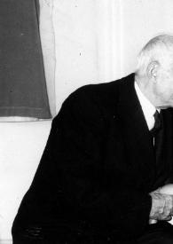 Portada:Plano medio de un hombre y Arthur Rubinstein sentados, charlando y cogidos de la mano.