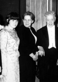 Portada:Plano medio de dos mujeres, Arthur Rubinstein, Aniela Rubinstein, un hombre y una mujer posando