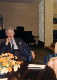 Portada:Plano medio de Arthur Rubinstein y Maya Schoenfeld sentados en el salón de la Suite.