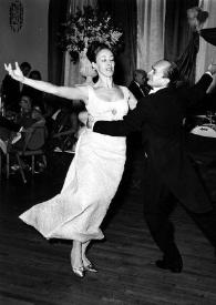Portada:Plano general de Eva Rubinstein y Jurek Lazowski bailando la mazurka de la Ópera \"Halka\" de Moniuszko