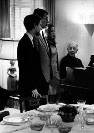 Portada:Plano general de John Rubinstein, Paul Rubinstein, Alina Rubinstein, Arthur Rubinstein sentado al piano, Aniela Rubinstein, Eva Rubinstein de pie alrededor del piano, cantando.