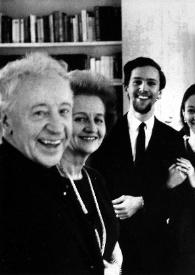 Portada:Plano medio de Arthur Rubinstein, Aniela Rubinstein, John Rubinstein y Eva Rubinstein cogidos de la mano, Alina Rubinstein y Paul Rubinstein posando.