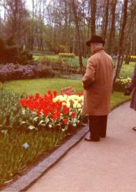 Portada:Plano general de Arthur Rubinstein y una mujer de espaldas observando un jardín.
