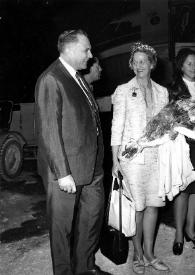 Portada:Plano general de un hombre, Aniela Rubinstein con un ramo de flores, Alina Rubinstein, Arthur Rubinstein y Henry Haftel Zvi junto a las escalerillas de un avión.